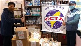 阿根廷台灣商會捐物資助醫護人員抗疫阿根廷台灣商會會長李培維（左）22日會同駐阿根廷僑務秘書葉豐稷，捐贈大批醫療物資給一處貧民區健康中心的醫護人員。（李培維提供）中央社記者汪碧治布宜諾斯艾利斯傳真  109年5月27日