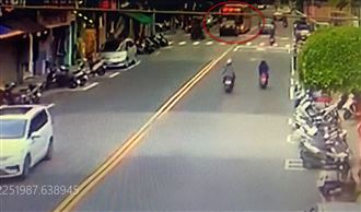 轎車逆向衝撞公車　驚悚對決畫面曝光