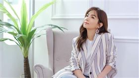 Ella女大十八變，散發的自信氣質來自於肯定自己，全力以赴面對各項工作任務。（圖／廠商提供）