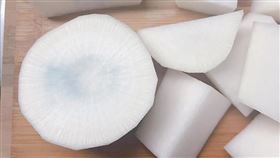 切開蘿蔔發現「中間泛藍」（圖／翻攝自臉書）