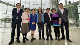 立法院內政委員會考察海基會立法院內政委員會27日上午考察海峽交流基金會並舉行台商座談會。圖為國民黨立委陳玉珍（中）等人與海基會董事長張小月（左3）在海基會一樓合影。中央社記者賴言曦攝  109年5月27日