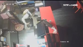 趁你備料偷財物　慣竊西裝男偷牛排店