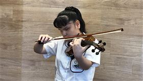 高市盲生吳佳晉二度獲總統教育獎高雄市新興高中國中部音樂班視障生吳佳晉（圖）出生時就全盲，突破先天缺陷在音樂、體育表現優秀，激勵人心，繼2017年之後，今年再度獲選總統教育獎。（教育局提供）中央社記者程啟峰傳真　109年5月27日