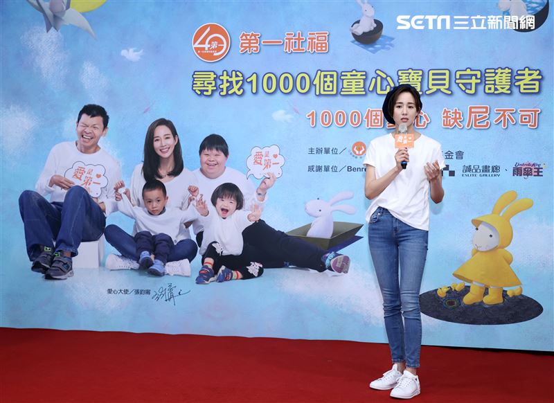 張鈞甯被問到和邱澤有無聯絡，張鈞甯則打哈哈「就是正常聯絡」，猶如迷魂陣，讓大家霧裡看花。（記者邱榮吉/攝影）