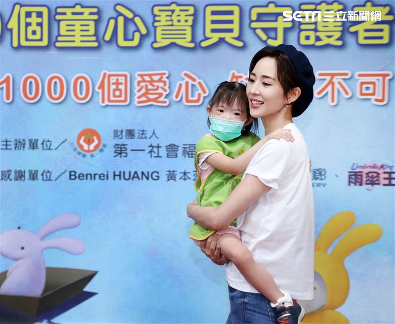 張鈞甯剪掉多年短髮超有個性出席第一社會福利基金會的「1000個童心寶貝守護者」公益活動。（記者邱榮吉/攝影）