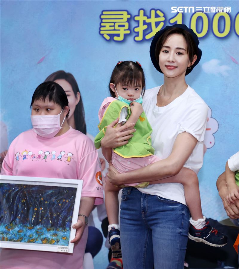 張鈞甯剪掉多年短髮超有個性出席第一社會福利基金會的「1000個童心寶貝守護者」公益活動。（記者邱榮吉/攝影）