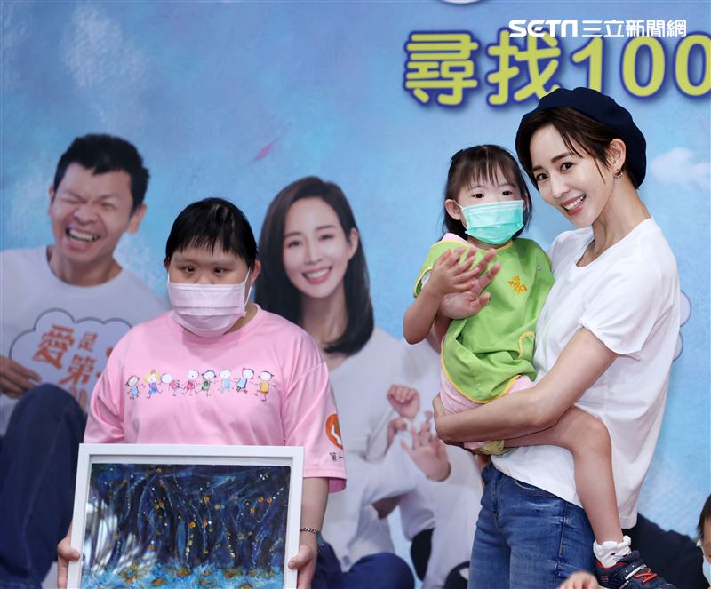 張鈞甯剪掉多年短髮超有個性出席第一社會福利基金會的「1000個童心寶貝守護者」公益活動。（記者邱榮吉/攝影）