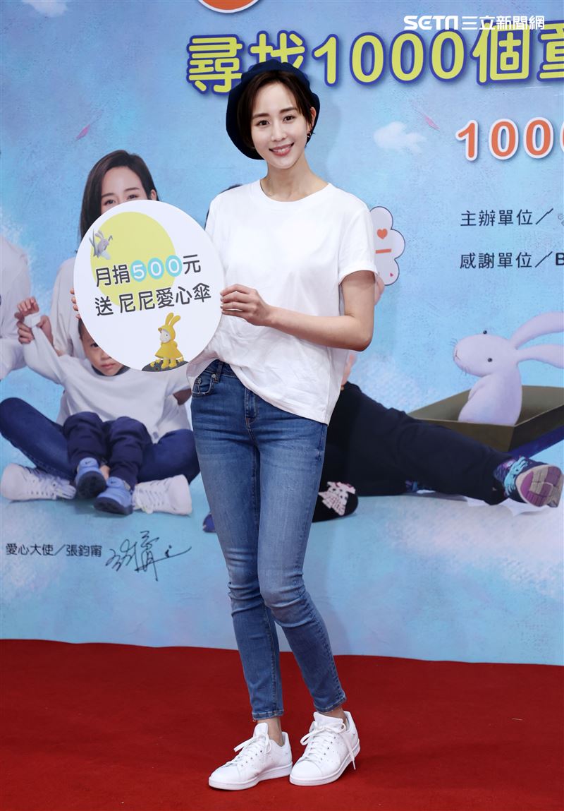 張鈞甯被問到和邱澤有無聯絡，張鈞甯則打哈哈「就是正常聯絡」，猶如迷魂陣，讓大家霧裡看花。（記者邱榮吉/攝影）