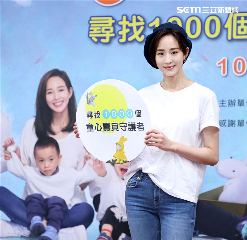 張鈞甯被問到和邱澤有無聯絡，張鈞甯則打哈哈「就是正常聯絡」，猶如迷魂陣，讓大家霧裡看花。（記者邱榮吉/攝影）