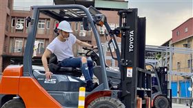 陳奕拍攝民政局宣傳片霸氣駕駛推高機。（圖／民政局提供）