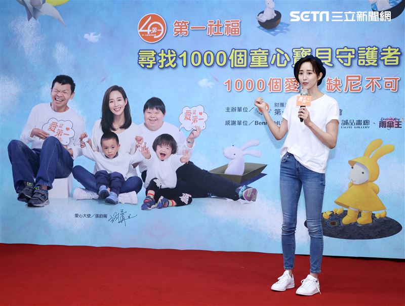 張鈞甯被問到和邱澤有無聯絡，張鈞甯則打哈哈「就是正常聯絡」，猶如迷魂陣，讓大家霧裡看花。（記者邱榮吉/攝影）