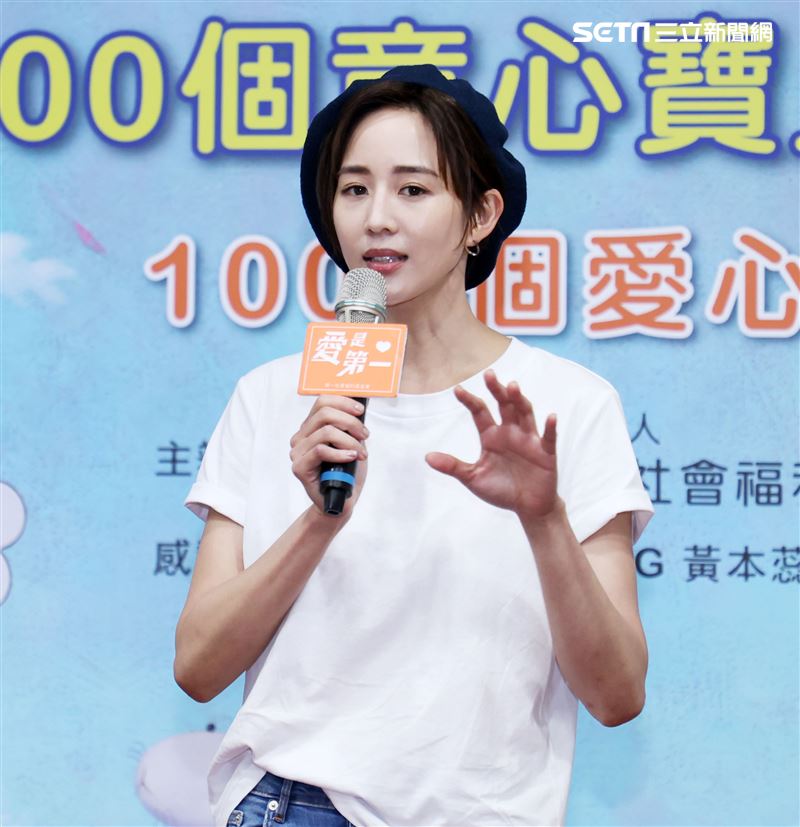 張鈞甯被問到和邱澤有無聯絡，張鈞甯則打哈哈「就是正常聯絡」，猶如迷魂陣，讓大家霧裡看花。（記者邱榮吉/攝影）