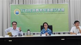 酒後代駕契約6月上路  意識不清楚應有人陪乘行政院消費者保護處27日舉行記者會，處長劉清芳（中）宣布，代駕人契約規範最快6月上路，代駕人須無刑事紀錄，消費者意識不清楚需有人陪乘，但不得丟包代駕人，保障雙邊權益。中央社記者楊淑閔攝  109年5月27日