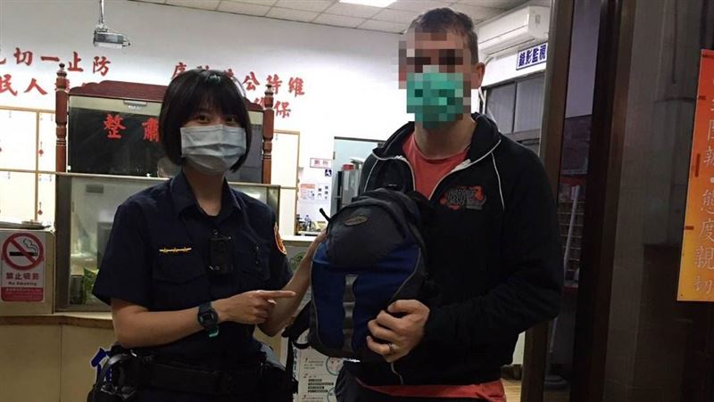 警民合作找回遺失包包　老外感動淚謝