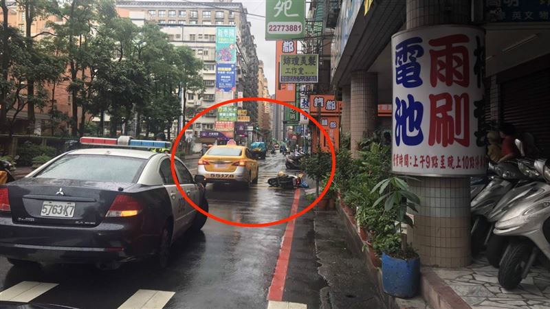 小黃亂停害騎士撞車門　網酸：不意外