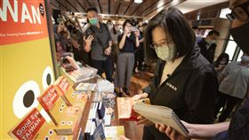 敦南誠品熄燈倒數蔡英文驚喜現身挑書推薦國人（圖／總統府提供）