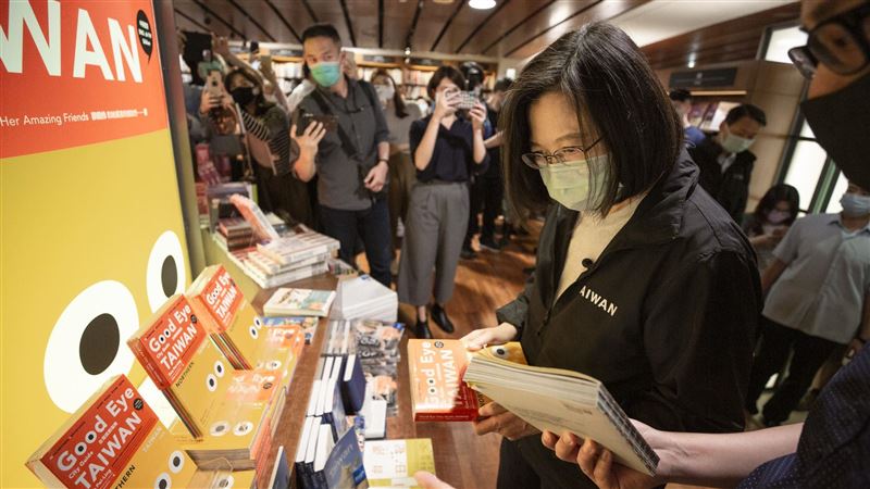 敦南誠品將熄燈…小英驚喜現身挑這書