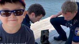 ▲小男孩的磁鐵釣魚。（圖／截取自YouTube影片）