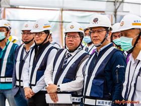 立法院交通委員會考察桃園捷運綠線高架工程，預計2020年底完成13跨橋面版（圖／桃園市政府）