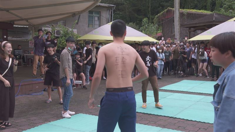 羅馬競技生死鬥爆紅！世新讓網友超嗨