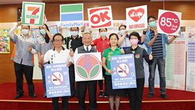 苗縣超商騎樓全面禁菸　勸導不聽最高罰1萬元苗栗縣政府公告縣內4大連鎖超商及85度C連鎖咖啡店騎樓及庇廊全面禁菸，違規者經勸告不聽將依「菸害防制法」直接開罰，最高可罰新台幣1萬元。戒菸10多年的縣長徐耀昌（前左2）27日出席記者會，分享戒菸成功關鍵在於決心、毅力。（苗栗縣政府提供）中央社記者管瑞平傳真　109年5月27日