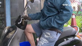單手騎車代價1.2萬　挨罰加扣牌照