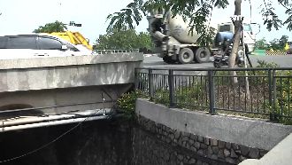 男離奇自撞摔5米溝　旗山人也想不透