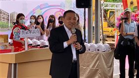 興富發金山蓋溫泉旅館　侯友宜出席動土典禮興富發建設透過新北招商一條龍，斥資新台幣15億元，在新北市金山打造五星級度假溫泉旅館「金山凱悅酒店」，新北市長侯友宜（前）27日出席動土典禮表示，感謝興富發建設總裁鄭欽天不畏疫情，選擇在此時逆勢投資興建旅館。中央社記者葉臻攝　109年5月27日