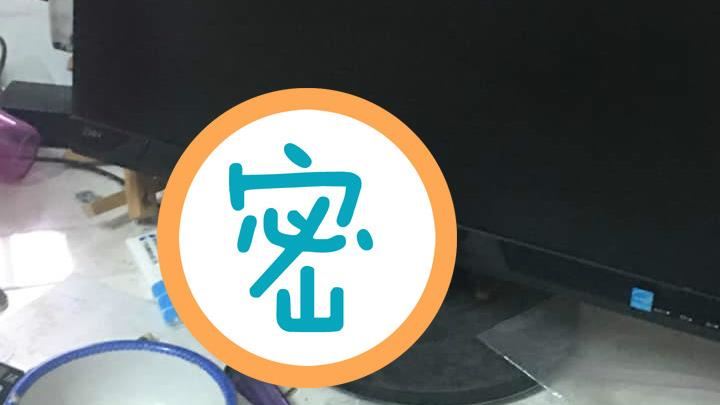 電腦被「一團生物」盤據　近看秒腿軟