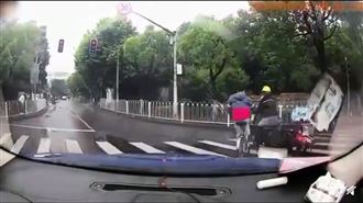 愛轉角撞上三輪車　騎士被老司機載走