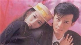 黃日華開心上傳與老婆梁潔華的合照，並寫著：「今天我們結婚了（25年前）！銀婚快樂、永遠恩愛！❤️」（圖／翻攝自黃日華微博）