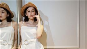 藝人袁艾菲夏日穿搭推薦。（圖／Club Monaco提供）