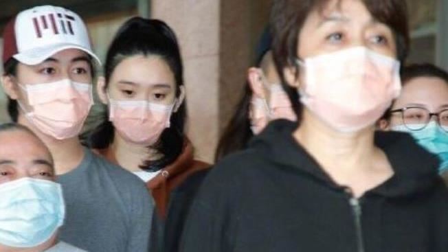 賭王病逝奚夢瑤穿紅衣挨轟：帶腦了嗎