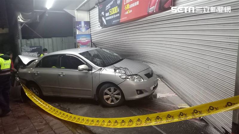 毒鴛鴦躲盤查撞機車行　老闆徹夜守門