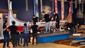 史前館改造工程6月啟動國立台灣史前文化博物館康樂本館5月底開始暫停開放，6月正式進行展廳空間改造，27日進行8人座的達悟族（雅美族）拼板舟下架，邀請地方人士見證更新工程啟動。中央社記者盧太城台東攝　109年5月27日