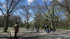 紐約客防疫  中央公園騎單車戴口罩紐約州政府為遏阻病毒散播，要求民眾在無法保持6英尺（約183公分）社交距離的公共場合遮住口鼻，中央公園部分單車騎士戴起口罩。中央社記者尹俊傑紐約攝  109年5月6日