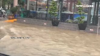 烈雨不見岡山「路」　網友：汪洋一片
