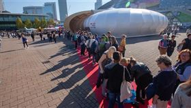 原訂10月舉行的德國法蘭克福書展因疫情減緩將照常舉行，但因防疫需要會與往年大不相同。圖為2019年書展人潮。（圖取自法蘭克福書展網頁buchmesse.de）