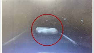 誰掉的！國道竟有彈簧床　4車輾遭殃