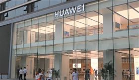 日本讀賣新聞報導，日本政府去年4月開始針對中央省廳的通訊設備採購訂出方針，在採購時不僅要考慮價格問題，也要考慮安全保障的風險。此舉主要是為了排除中國電信設備大廠華為、中興通訊等。圖為華為位於上海的一間門市。（中央社檔案照片）