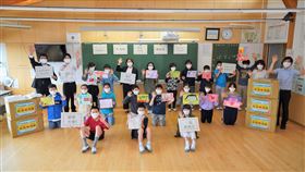 日本飛驒市感謝嘉義新港鄉捐贈口罩新港文教基金會號召在地社團、鄉親集資委請廠商製作布口罩，贈送給日本飛驒市的中小學生，飛驒市師生舉牌感謝新港鄉各界的捐贈。（陳政鴻提供）中央社記者蔡智明傳真　109年5月28日