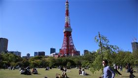 疫情緊張　東京週末出門透氣者多武漢肺炎疫情嚴峻，日本政府呼籲民眾少出門，但19日週日天氣晴朗，東京鐵塔附近公園可看到很多遊客。中央社記者楊明珠東京攝　109年4月20日