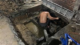 徒手,化糞池,工地,態度（圖／翻社自爆廢公社）