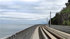 最美車站多良高架鐵路通車（3）環島鐵路電氣化最後一哩路台東段，其中多良段2.7公里改道，沿著海邊架設高架鐵道，銜接「最美火車站」多良車站，一旁是太平洋，另一側是山脈，依山傍水，景色優美。中央社記者盧太城攝　109年5月28日