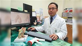 名家專用／NOW健康／耕莘醫院泌尿科主治醫師黃旭澤指出，如果包皮可以順利推下來，露出龜頭以便清洗，就不一定要割包皮，若包皮開口較窄，難以清潔時，就會建議動手術將包皮割除。(勿用)