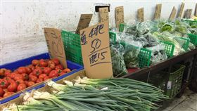 雨襲葉菜產地雲林　交易均價續攀升受豪雨影響，台北果菜批發市場葉菜類交易均價持續攀升，28日對比19日下雨前漲幅近4成，不過傳統市場零售價仍親民，短期葉菜類2包25元仍居多，青蔥4把50元。中央社記者楊淑閔攝　109年5月28日