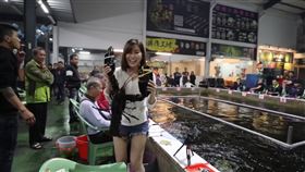 ▲采蓁釣到第一隻「戰龍」，顯得非常興奮。（圖／iampatti采蓁 授權）