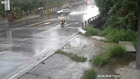 車禍,打滑,車禍,鐵門,台中,臺中市救難協會,甩尾,飄移(圖／翻攝自臺中市救難協會)
