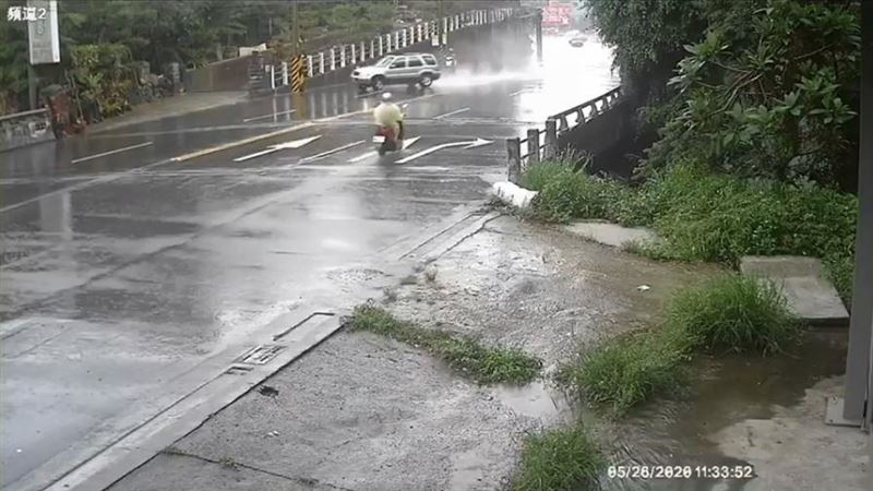小白車雨天秀車技　與小貨車死亡交叉