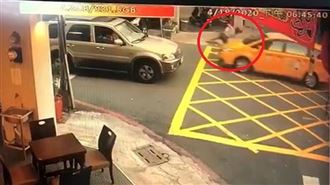 小黃撞噴15歲女塞50元！網：侮辱